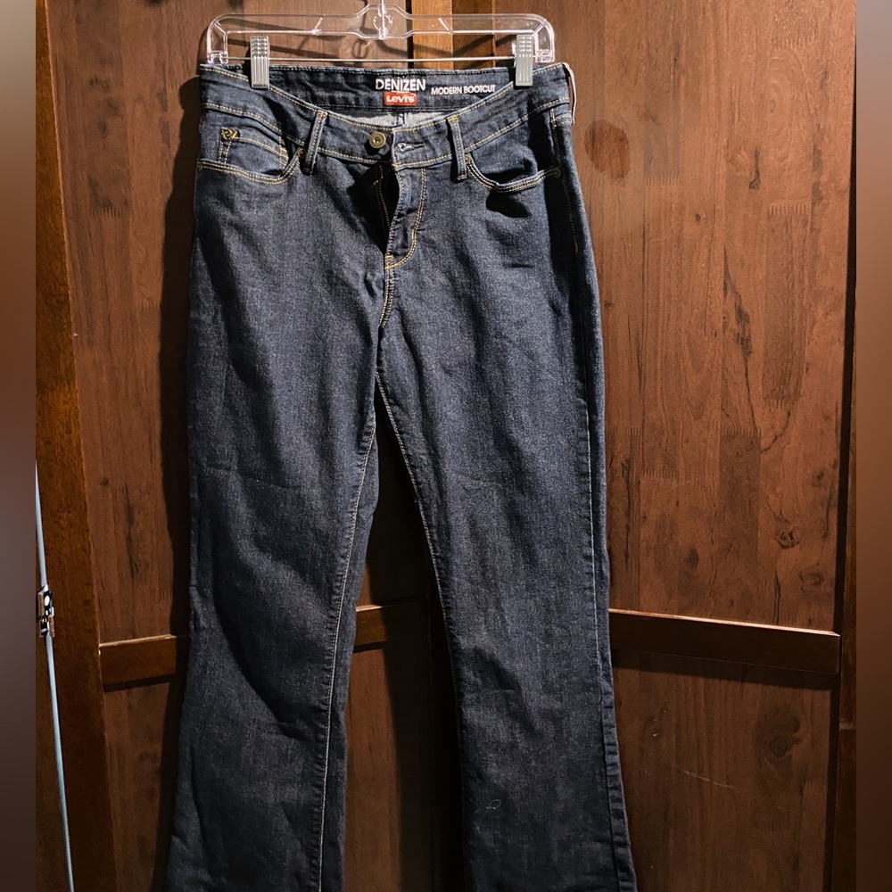 Size 8 levi’s women’s bootcut jeans. Dark wash, great condition!